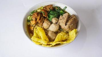 mie ayam o bami Ayam, superiore Visualizza tagliatelle con pollo e servito con Polpette e fritta wonton pangsit indonesiano cibo, foto