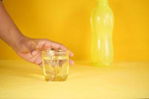 mano Tenere un' bicchiere di acqua foto