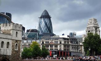 Londra, Inghilterra, UK - agosto 11, 2018 - coda di turisti acquistare Biglietti a il principale Ingresso di il Torre di Londra foto