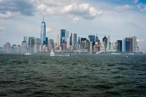 skyline e moderni edifici per uffici di Midtown Manhattan visti dall'altra parte del fiume Hudson foto