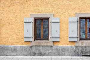 finestre con persiane sul muro di un vecchio edificio a Ginevra, Svizzera foto