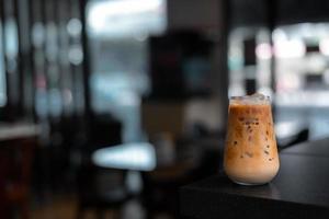 bicchiere di caffè freddo con latte sul tavolo foto