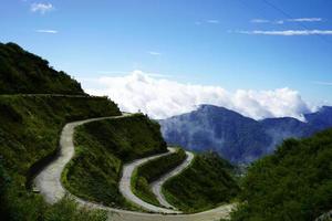 verde natura nel seta itinerario con zig zag strada foto