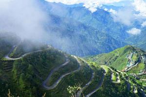 zig zag strada di montagna nel seta itinerario sikkim foto