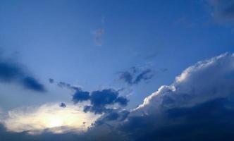 nero nuvole nel il blu cielo, tramonto al di sopra di il blu cielo foto