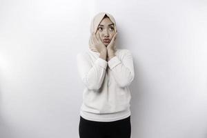 un' ritratto di un' carino asiatico musulmano donna indossare un' foulard, e sensazione eccitato e isolato di un' bianca sfondo foto