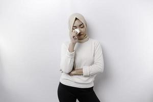 un infelice asiatico musulmano donna indossare un' foulard è asciugandosi sua lacrime nel disperazione, sensazione depresso e solitario. foto