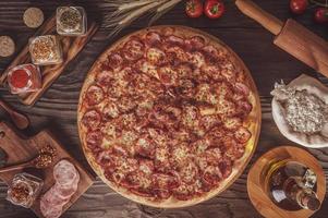 pizza con mozzarella, salsiccia di calabresa e origano foto