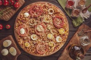 pizza brasiliana con mozzarella, mais, pancetta, uova, pomodoro e origano