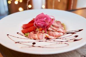 una foto di un'insalata di menta e dolendwitz in un ristorante sul tavolo
