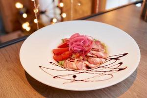 una foto di un'insalata di menta e dolendwitz in un ristorante sul tavolo