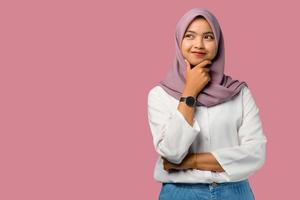 giovane donna felice che indossa un hijab foto