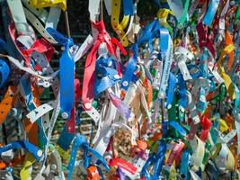 Bulgaria, Romania confine, 19.10.2022. plastica e straccio bracciali con il nomi di alberghi nel resort di Bulgaria, sinistra come un' souvenir di turisti in partenza Bulgaria su il rumeno confine foto