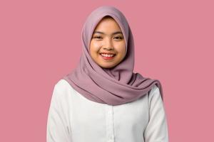 donna sorridente in un hijab foto
