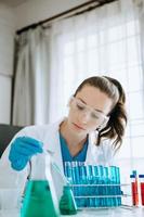 femmina biotecnologo analisi nuovo chimico sostanze nel laboratorio. foto