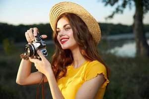 allegro femmina fotografo con un' telecamera cappello fa un' tempo libero immagine foto