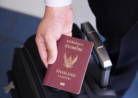 mano Tenere tailandese passaporto, pronto per viaggio foto