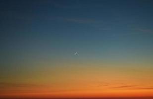 falce di luna durante il tramonto