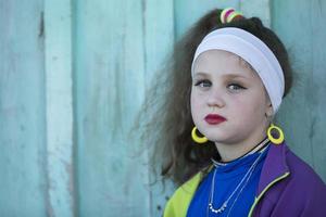 poco ragazza con luminosa trucco nel retrò stile. bambino modello. foto