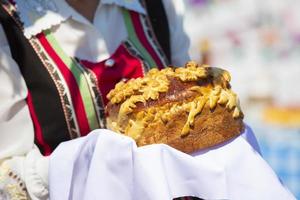 benvenuto pagnotta nel mano. pane e sale come un' russo tradizione. foto