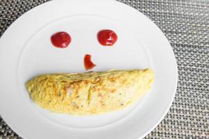 giallo frittata servi con ketchup su bianca piatto foto