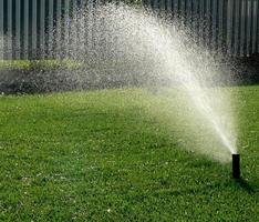 automatico giardino irrigazione sistema irrigazione prato. risparmi di acqua a partire dal spruzzatore irrigazione sistema con regolabile testa. automatico attrezzatura per irrigazione e Manutenzione di prati, giardinaggio. foto