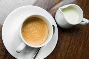 tazza di caffè su un tavolo di legno foto