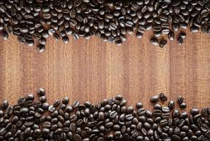 chicchi di caffè su fondo di legno foto