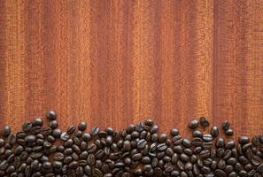 chicchi di caffè su fondo di legno foto