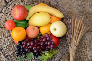 cestino e fresco frutta foto