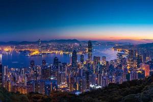 vista panoramica prima dell'alba sul picco di hong kong, hong kong foto