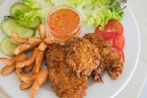 fritte pollo con salsiccia e verdura foto