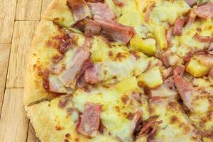 gustoso hawaiano Pizza, pieno guarnizione foto