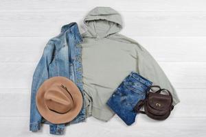 felpa modello. modello vuoto cachi felpa con cappuccio camicia superiore Visualizza su bianca di legno sfondo. inverno attrezzatura su legna pavimento. donna moda Abiti. primavera Guarda di oggi. femmina jeans, Borsa Accessori foto