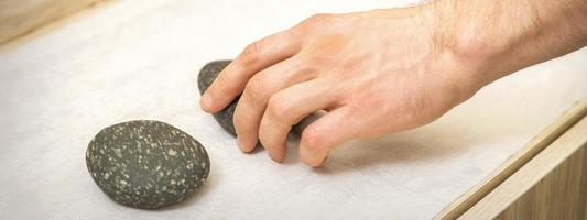 massaggiatore è assunzione massaggio pietre foto