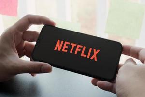 chiang mai, thailandia, 21 marzo 2021 - netflix su smartphone foto