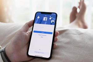 chiang mai, thailandia, 21 marzo 2021 - persona che accede a Facebook dal telefono foto