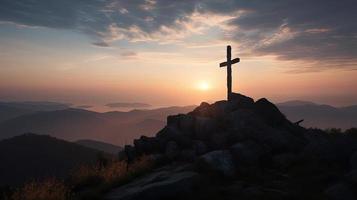 montagna maestà artistico silhouette di crocifisso attraversare contro tramonto cielo foto