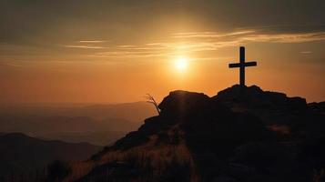 montagna maestà artistico silhouette di crocifisso attraversare contro tramonto cielo foto