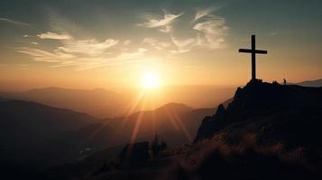 montagna maestà artistico silhouette di crocifisso attraversare contro tramonto cielo foto