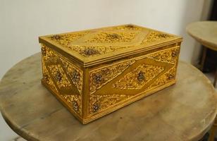 antico gioielleria scatola, fatto di oro misto ottone, il eredità di il Yogyakarta palazzo foto