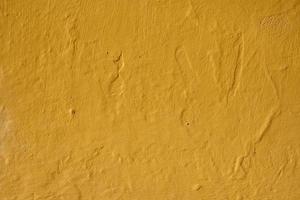 parete dipinta di giallo di una vecchia casa con texture di sfondo foto