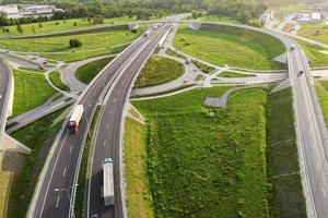 macchine in movimento su trasporto strada giunzione nel città, aereo Visualizza foto