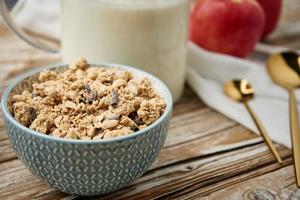 mattina prima colazione con muesli su di legno sfondo foto