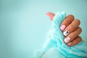 femmina mani con un' bellissimo manicure su un' blu sfondo. foto