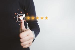 valutazione della soddisfazione del cliente 5 stelle online, l'utente ha ricevuto un servizio eccellente, ha recensito il servizio con il punteggio più alto, la migliore attenzione, ha impressionato un ottimo servizio, feedback degli ospiti foto