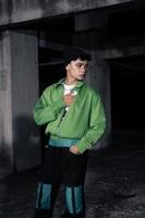 un asiatico uomo indossare un' verde giacca e nero Beanie foto