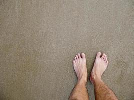 piedi di maschio asiatico sulla spiaggia foto