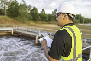 gli ingegneri ambientali lavorano presso gli impianti di trattamento delle acque reflue, l'ingegneria dell'approvvigionamento idrico lavora presso l'impianto di riciclaggio dell'acqua per il riutilizzo foto