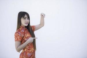 ritratto bellissimo asiatico donna nel cheongsam vestito, thailandia gente, felice Cinese nuovo anno concetto, felice asiatico signora nel Cinese tradizionale vestito foto